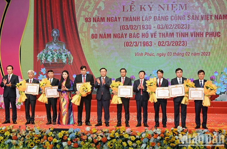 Chủ tịch Quốc hội Vương Đình Huệ và lãnh đạo tỉnh Vĩnh Phúc trao bằng khen cho các đảng bộ có thành tích xuất sắc.