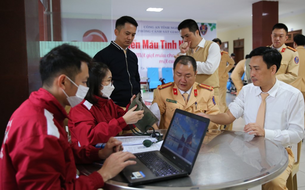 Lãnh đạo Phòng Cảnh sát giao thông Công an tỉnh tham gia hiến máu