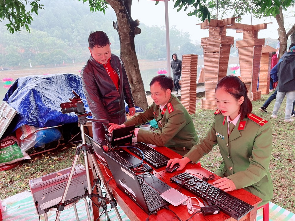 Công an huyện Nam Đàn bàn kế hoạch đảm bảo an ninh trật tự Lễ hội Vua Mai và tiến hành thu nhận tài khoản định danh điện tử cho Nhân dân trong thời gian diễn ra lễ hội