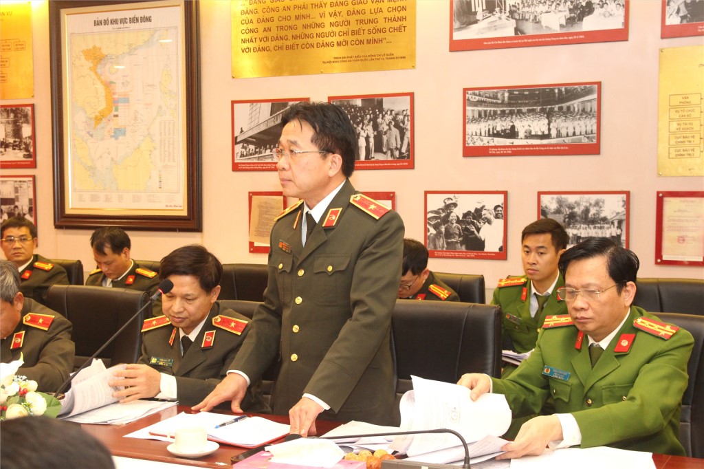 Các đại biểu tham gia ý kiến tại cuộc họp.