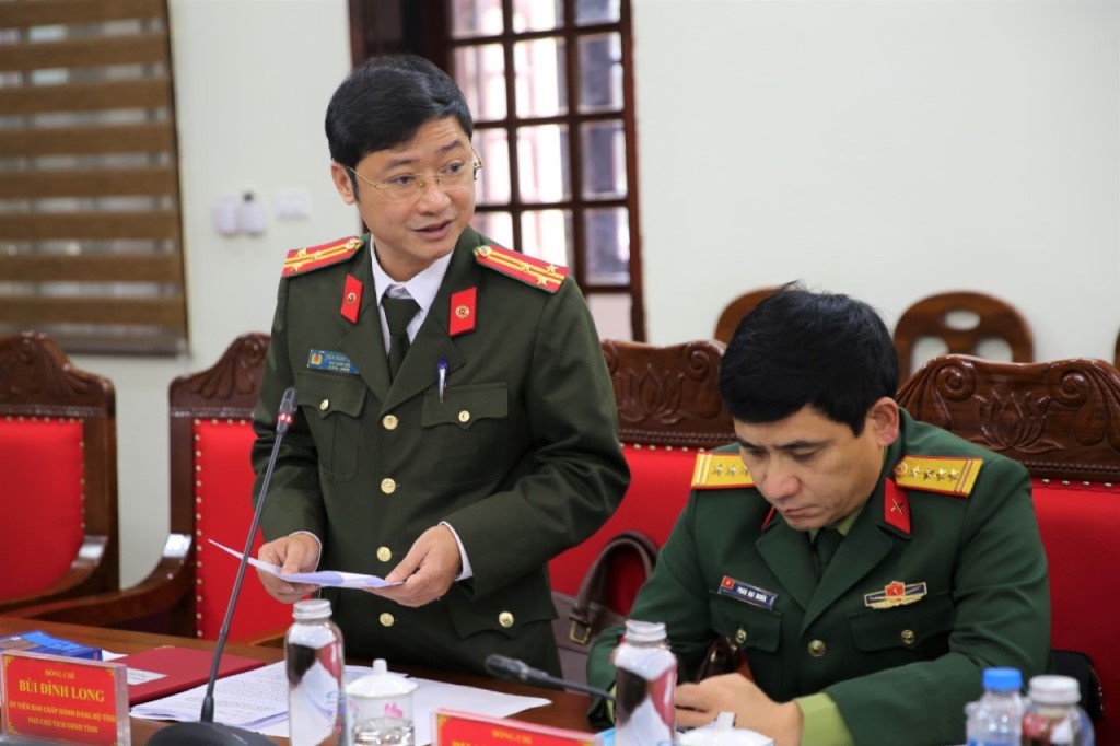 Đồng chí Thượng tá Trần Ngọc Tuấn, Phó Giám đốc Công an tỉnh trình bày tóm tắt việc xây dựng Đề án của Đảng ủy Công an tỉnh về “Đẩy mạnh xây dựng lực lượng Công an Nghệ An thật sự trong sạch, vững mạnh, chính quy, tinh nhuệ, hiện đại, đáp ứng yêu cầu, nhiệm vụ trong tình hình mới”