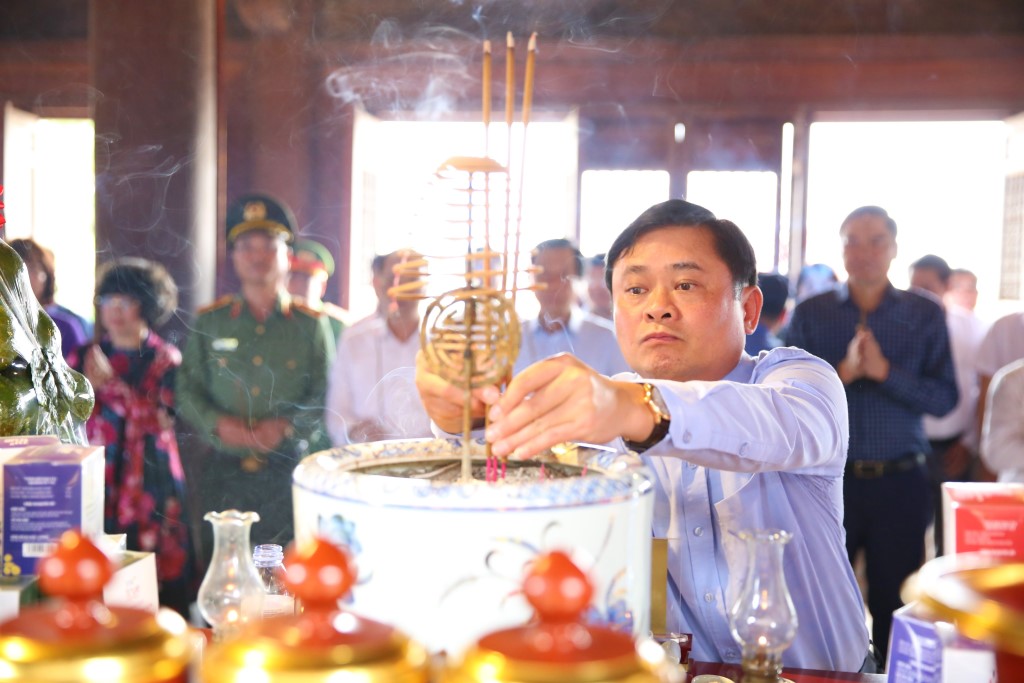 Bí thư Tỉnh ủy Thái Thanh Quý dâng hương tưởng niệm tại Đền Chung Sơn
