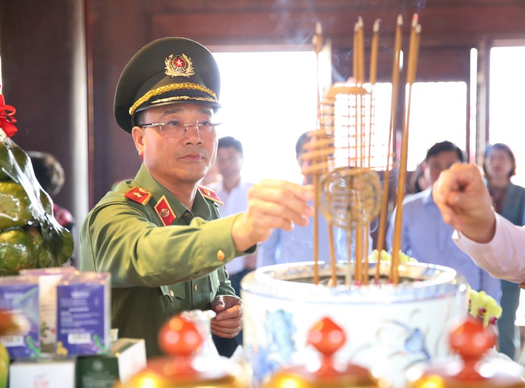 Đồng chí Thiếu tướng Phạm Thế Tùng, Ủy viên Ban Thường vụ Tỉnh ủy, Giám đốc Công an tỉnh dâng hương tưởng niệm tại Đền Chung Sơn