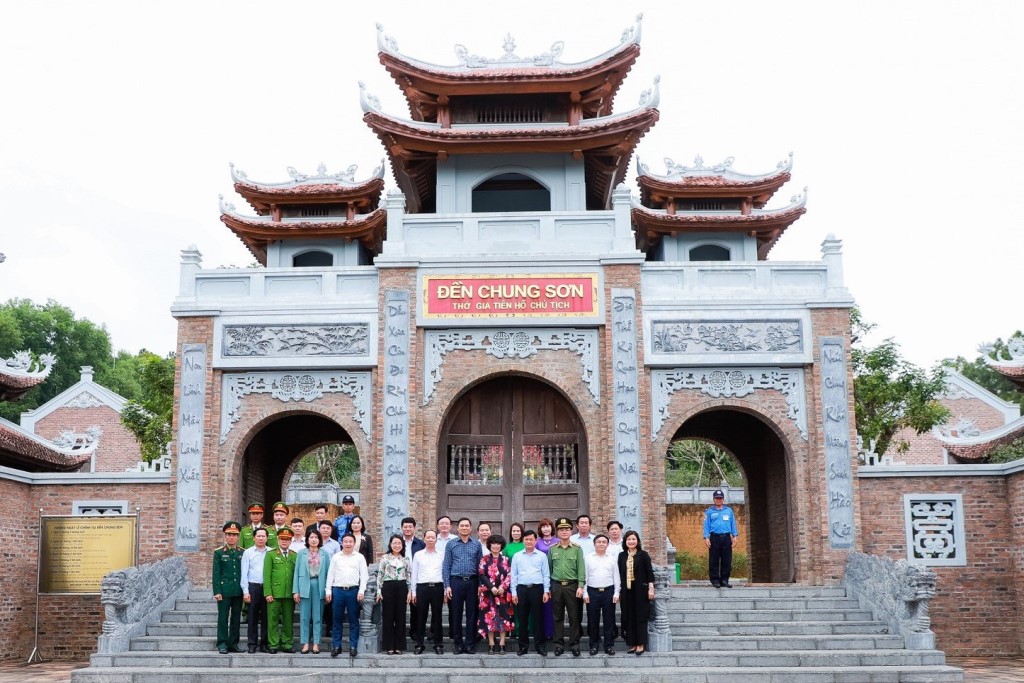 Các đồng chí lãnh đạo tỉnh và đại biểu chụp ảnh lưu niệm tại Đền Chung Sơn