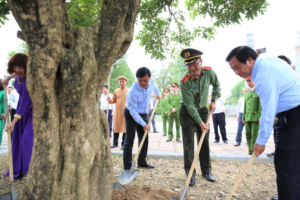 Ban Thường vụ Tỉnh ủy trồng cây trong khuôn viên Đền Chung Sơn