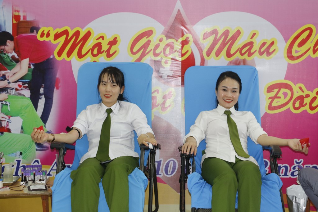 Đông đảo cán bộ, chiến sĩ Phòng Cảnh sát QLHC về TTXH, Công an tỉnh tích cực tham gia hiến máu