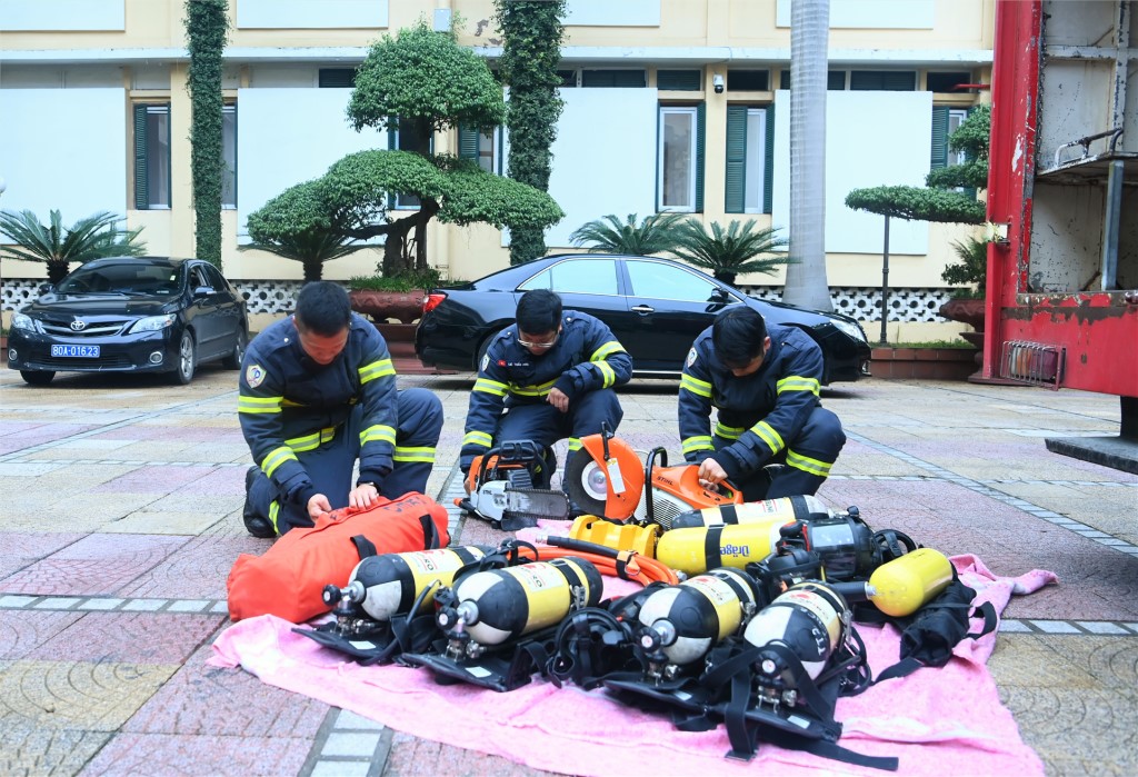 Các thành viên Đoàn công tác chuẩn bị quân trang, thiết bị sẵn sàng lên đường thực hiện nhiệm vụ.