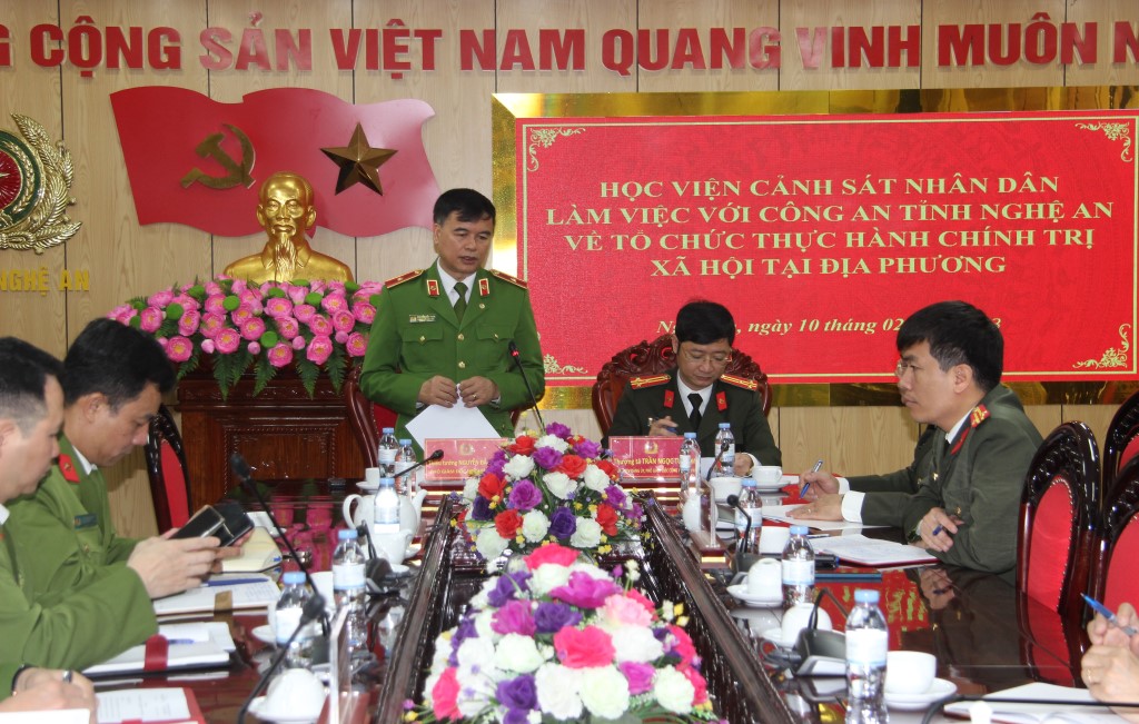 Đồng chí Thiếu tướng Nguyễn Đắc Hoan, Phó Giám đốc Học viện phát biểu tại buổi làm việc