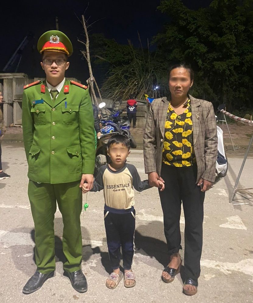 Cán bộ Công an thị xã Hoàng Mai bàn giao cháu K. cho gia đình