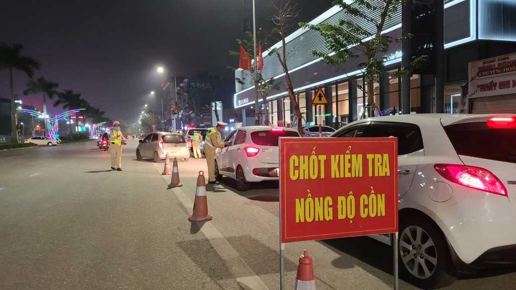 Lực lượng Cảnh sát giao thông lập chốt kiểm tra nồng độ cồn trên các tuyến đường thành phố Vinh