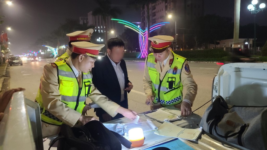 Trong 01 đêm, lực lượng Cảnh sát giao thông đã phát hiện và xử lý 07 trường hợp vi phạm, tổng số tiền xử phạt hơn 100 triệu đồng