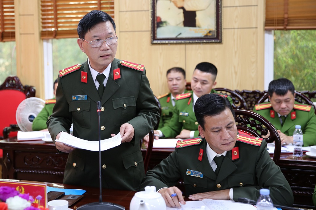 Đồng chí Đại tá Lê Văn Thái, Phó Giám đốc Công an tỉnh phát biểu tại Hội nghị