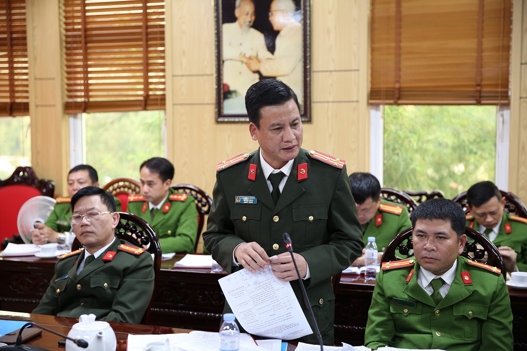 Đồng chí Trưởng Phòng Tham mưu Công an tỉnh phát biểu tại Hội nghị