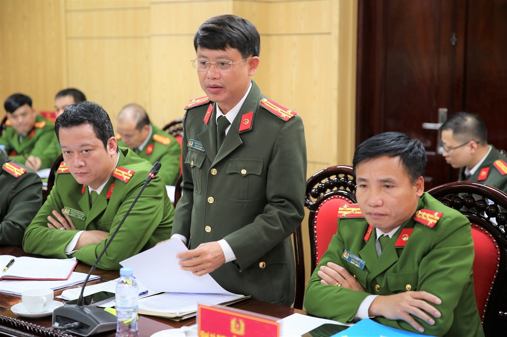 Đồng chí Trưởng Phòng Tổ chức cán bộ Công an tỉnh phát biểu tại Hội nghị