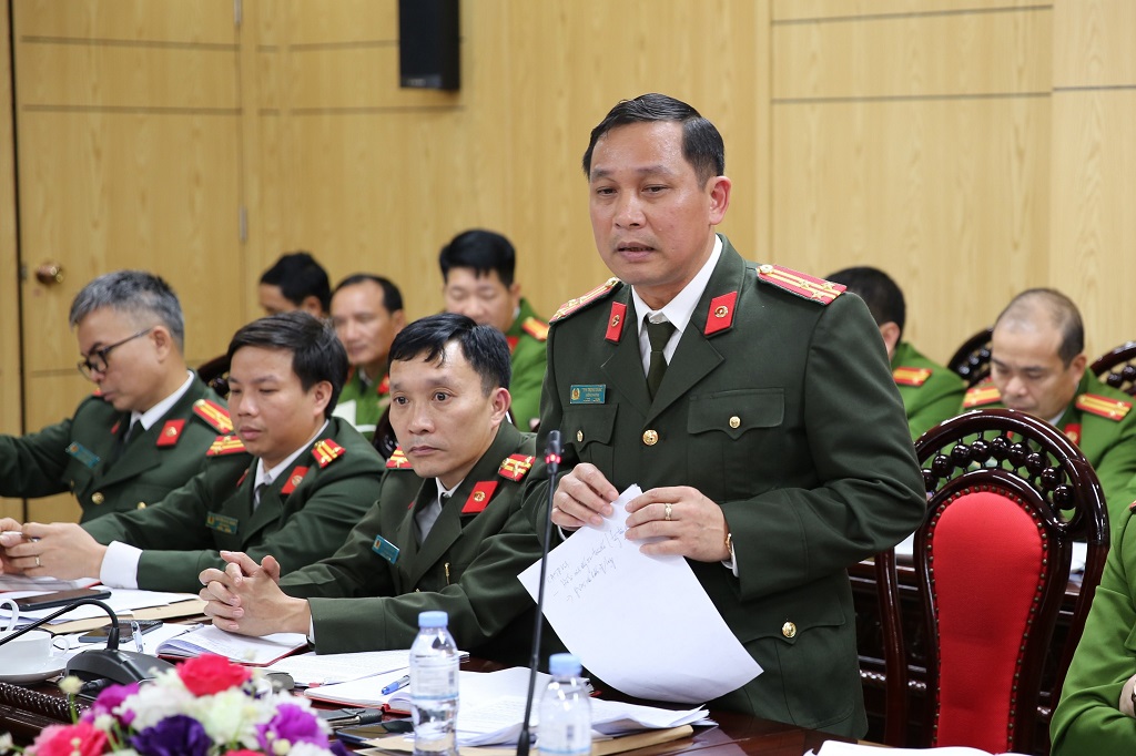 Đồng chí Trưởng Phòng Phong trào bảo vệ ANTQ Công an tỉnh phát biểu tại Hội nghị