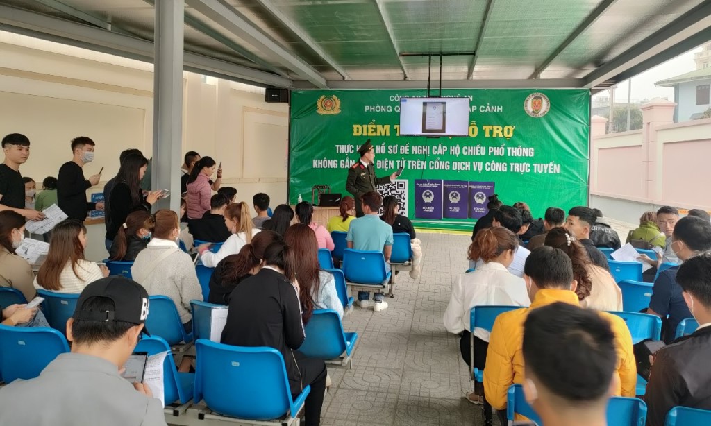 Phòng Quản lý xuất nhập cảnh đã sử dụng một khu vực rộng lắp thêm màn hình tivi để tuyên truyền và hướng dẫn người dân