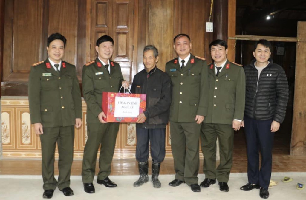     Đảng ủy, Lãnh đạo Phòng An ninh nội địa tổ chức lễ ký kết giao ước thi đua giữa các đội nghiệp vụ, tổ chức đoàn thể trong đơn vị năm 2023    Lãnh đạo, cán bộ, chiến sĩ Phòng An ninh nội địa Công an Nghệ An thường xuyên tiếp xúc với đội ngũ chức sắc, chức việc trong các tôn giáo để tuyên truyền các chủ trương, đường lối của Đảng, chính sách, pháp luật của Nhà nước; gần gũi để nắm bắt tâm tư nguyện vọng của chức sắc, tín đồ các tôn giáo          Đồng chí Đại tá Lê Văn Thái, Phó Giám đốc Công an tỉnh cùng Phòng An ninh nội địa tặng quà Tết cho người uy tín tiêu biểu trong dân tộc thiểu số