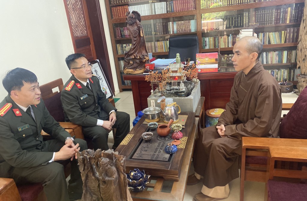 Lãnh đạo, cán bộ, chiến sĩ Phòng An ninh nội địa Công an Nghệ An thường xuyên tiếp xúc với đội ngũ chức sắc, chức việc trong các tôn giáo để tuyên truyền các chủ trương, đường lối của Đảng, chính sách, pháp luật của Nhà nước; gần gũi để nắm bắt tâm tư nguyện vọng của chức sắc, tín đồ các tôn giáo