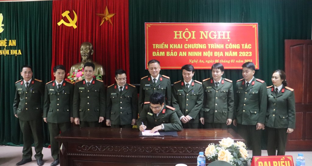 Đảng ủy, Lãnh đạo Phòng An ninh nội địa tổ chức lễ ký kết giao ước thi đua giữa các đội nghiệp vụ, tổ chức đoàn thể trong đơn vị năm 2023