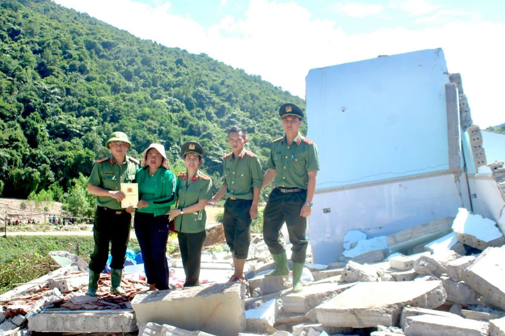 Lãnh đạo, cán bộ, chiến sĩ phòng An ninh nội địa chung tay hỗ trợ đồng bào các dân tộc huyện Kỳ Sơn khắc phục khó khăn sau đợt lũ lụt xảy ra vào tháng 10/2022