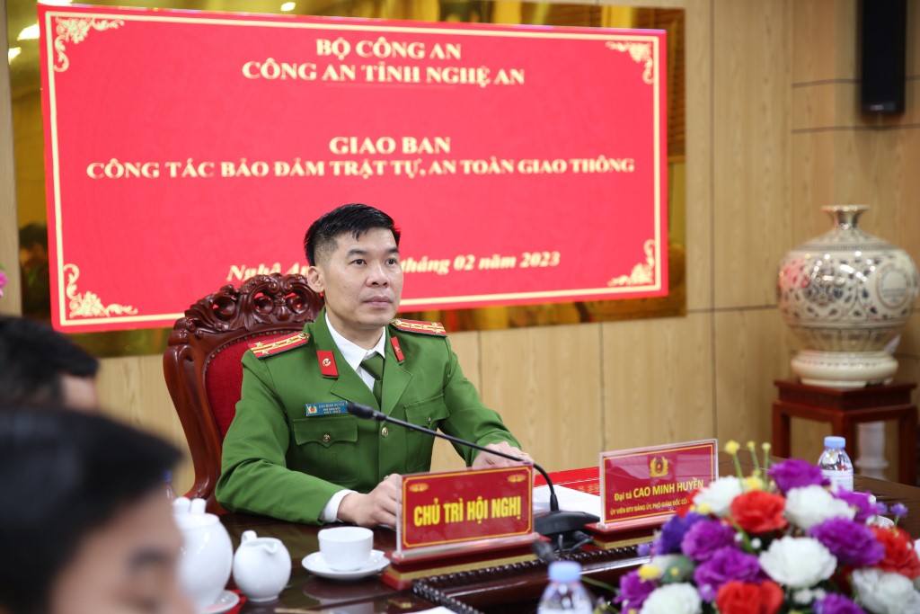 Đồng chí Đại tá Cao Minh Huyền, Phó Giám đốc Công an tỉnh chủ trì tại điểm cầu Công an Nghệ An