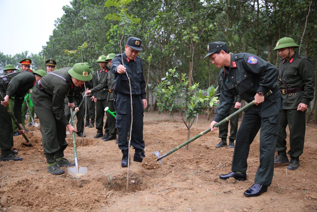 Lãnh đạo, cán bộ, chiến sỹ hưởng ứng sôi nổi Tết trồng cây