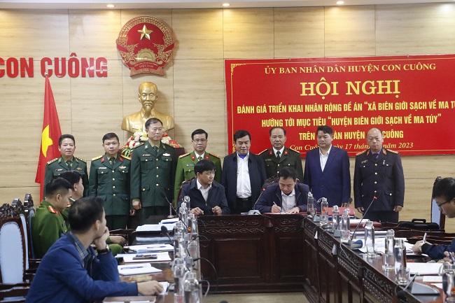 Ký cam kết giữa 10/13 xã còn lại để thực hiện hiệu quả đề án nhằm nâng cao công tác phòng chống ma túy trong giai đoạn mới