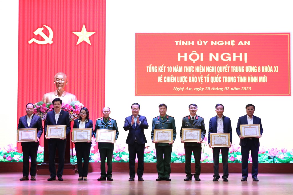 Trao Bằng khen của Ban Thường vụ Tỉnh ủy cho 10 cá nhân có thành tích xuất sắc trong 10 năm triển khai thực hiện Nghị Quyết Trung ương 8, khóa XI về