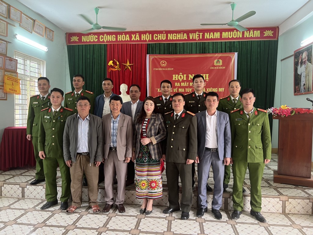 Đoàn công tác chụp ảnh lưu niệm với lãnh đạo UBND xã, Công an xã Xiêng My