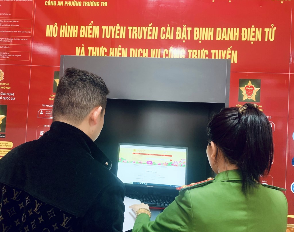 Công an phường Trường Thi, thành phố Vinh hướng dẫn công dân đăng ký hộ khẩu thường trú, tạm trú và xác nhận cư trú trên hệ thống dịch vụ công quốc gia