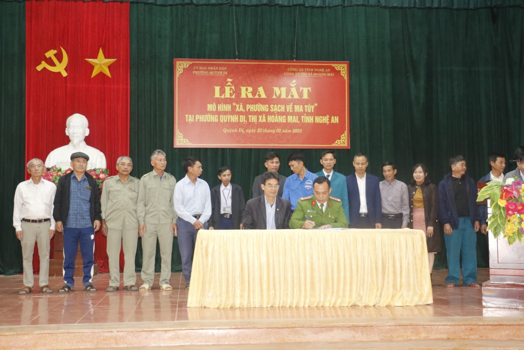 Các đoàn thể tiến hành ký cam kết thực hiện mô hình