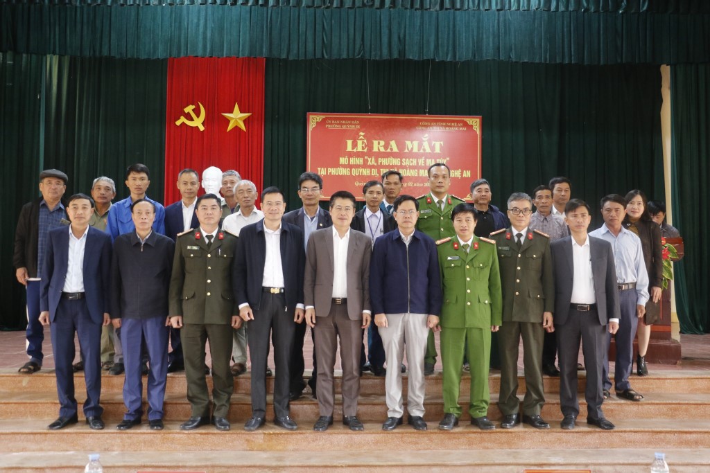 Các đại biểu chụp ảnh lưu niệm
