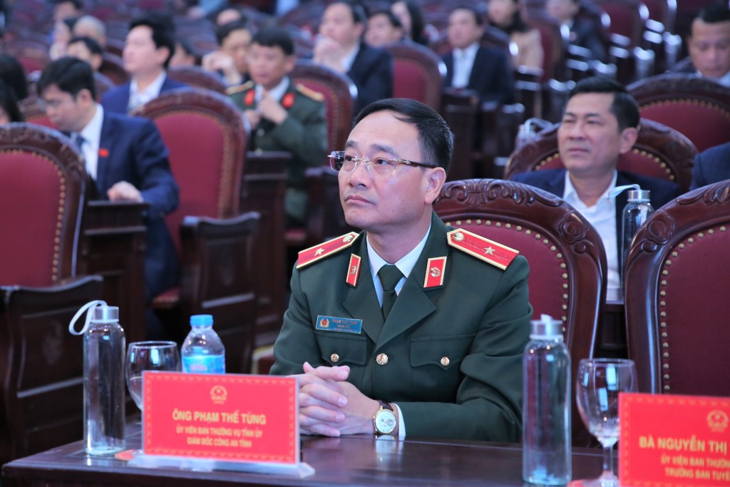 Đồng chí Thiếu tướng Phạm Thế Tùng, Ủy viên Ban Thường vụ Tỉnh ủy, Giám đốc Công an tỉnh dự kỳ họp