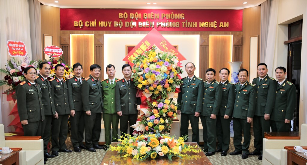 Công an Nghệ An tặng hoa, chúc mừng cán bộ, chiến sĩ Bộ Chỉ huy Biên phòng tỉnh nhân ngày truyền thống