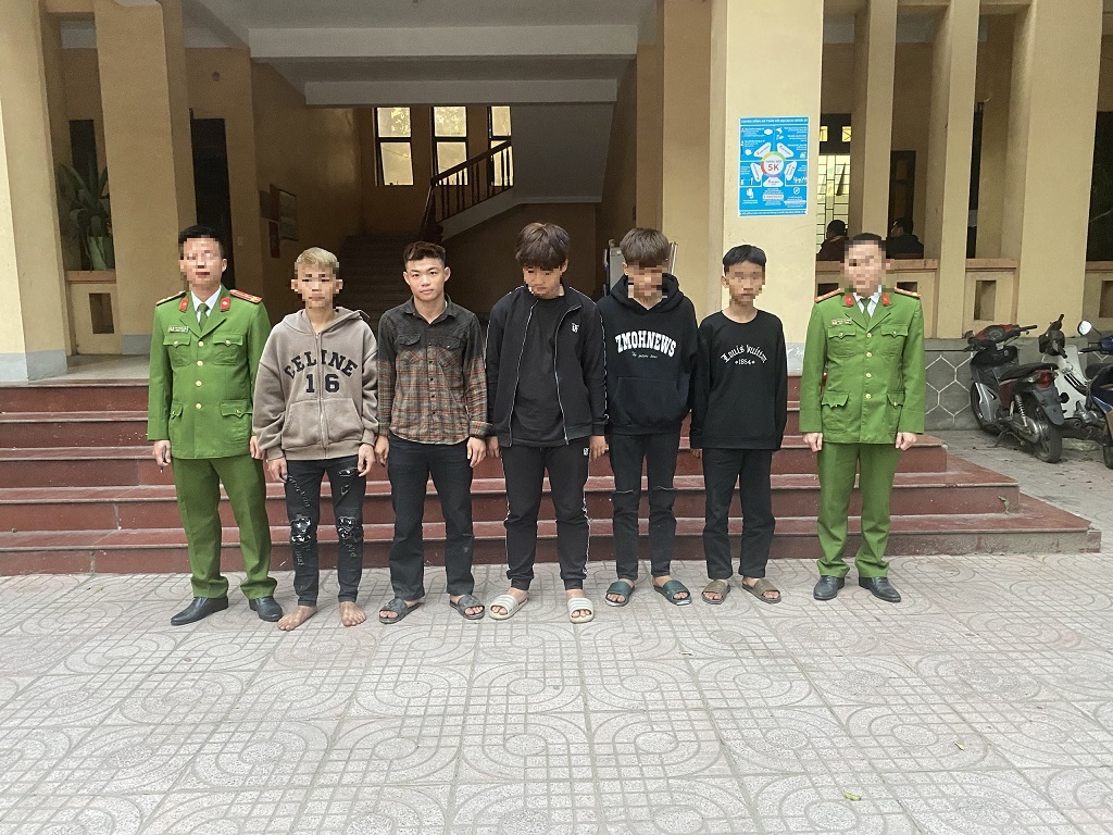 Các đối tượng ném vỡ kính nhiều xe ô tô khách bị Công an huyện Diễn Châu bắt giữ