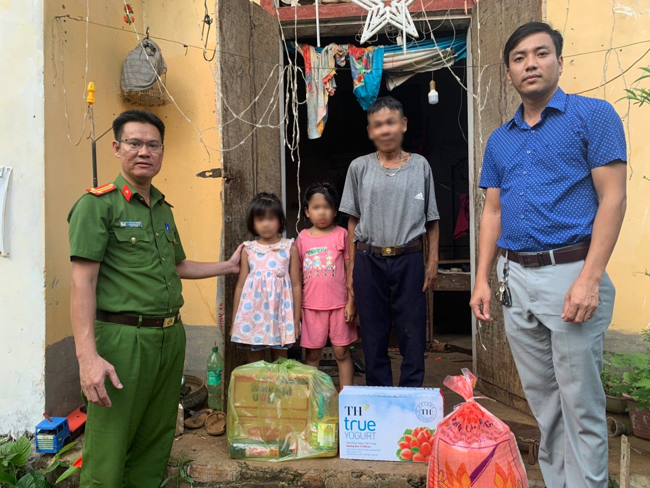 Công an xã Nghĩa Hiếu, huyện Nghĩa Đàn và “mạnh thường quân” trao nhu yếu phẩm tặng gia đình 02 cháu Hiếu, Ngọc