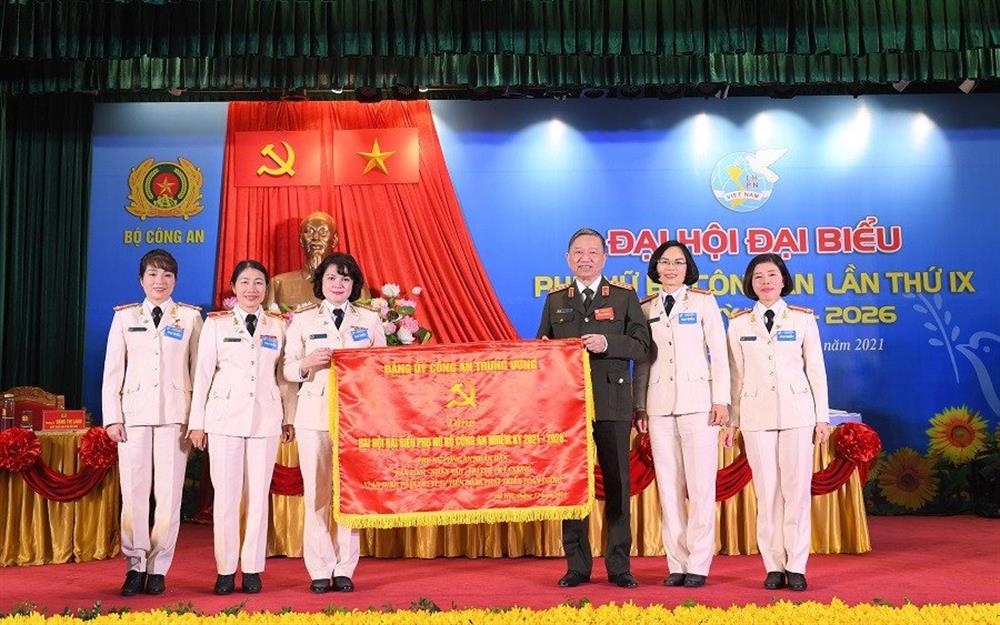 Bộ trưởng Tô Lâm trao Bức trướng