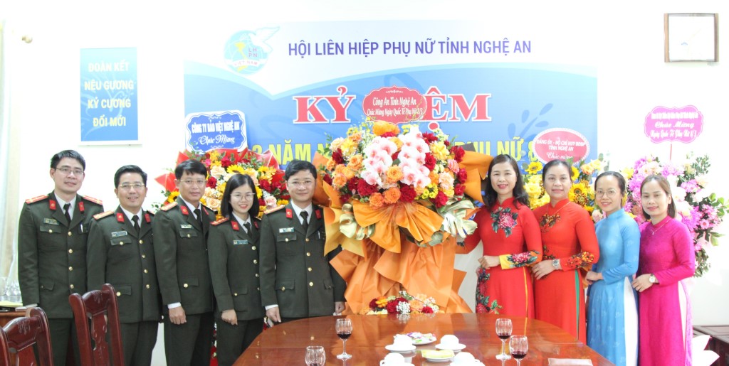 Đồng chí Thượng tá Trần Ngọc Tuấn, Phó Giám đốc Công an tỉnh tặng hoa chúc mừng Hội LHPN tỉnh nhân ngày Quốc tế Phụ nữ 8/3