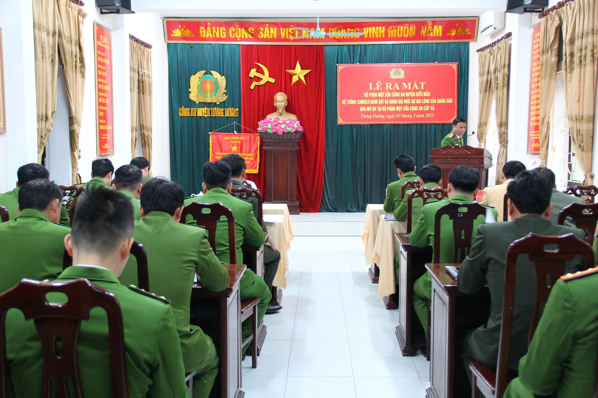Toàn cảnh lễ ra mắt Bộ phận một cửa Công an cấp huyện kiểu mẫu tại Tương Dương 