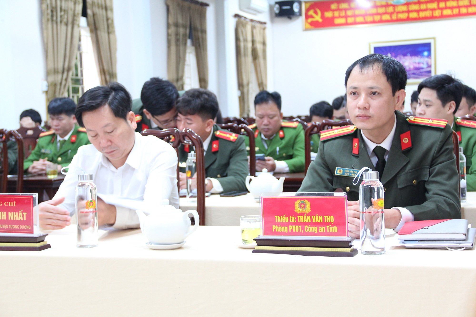 Các đại biểu tham dự Lễ ra mắt Bộ phận một cửa Công an cấp huyện kiểu mẫu tại Công an huyện Tương Dương