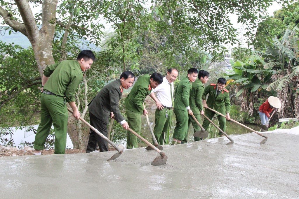 Cán bộ, chiến sĩ Công an huyện Nghĩa Đàn tích cực giúp dân làm đường giao thông 