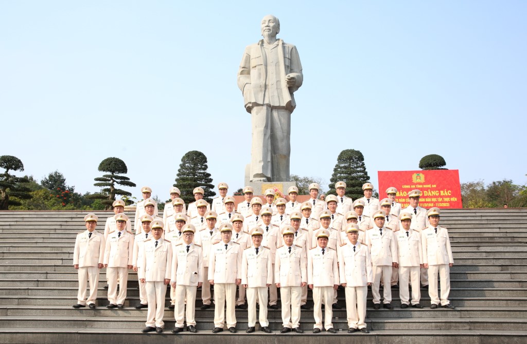 Đoàn đại biểu chụp ảnh lưu niệm tại tượng đài Chủ tịch Hồ Chí Minh
