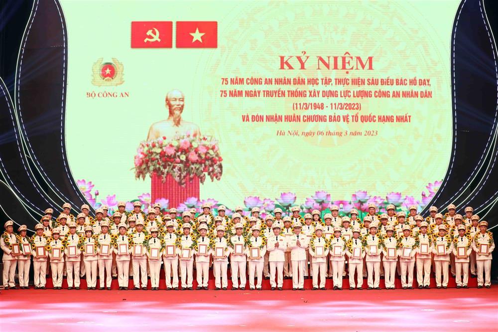 Bộ trưởng Tô Lâm và Thứ trưởng Trần Quốc Tỏ trao thưởng, tuyên dương 75 gương điển hình tiên tiến trong học tập, thực hiện Sáu điều Bác Hồ dạy. (ngày 06/3/2023).