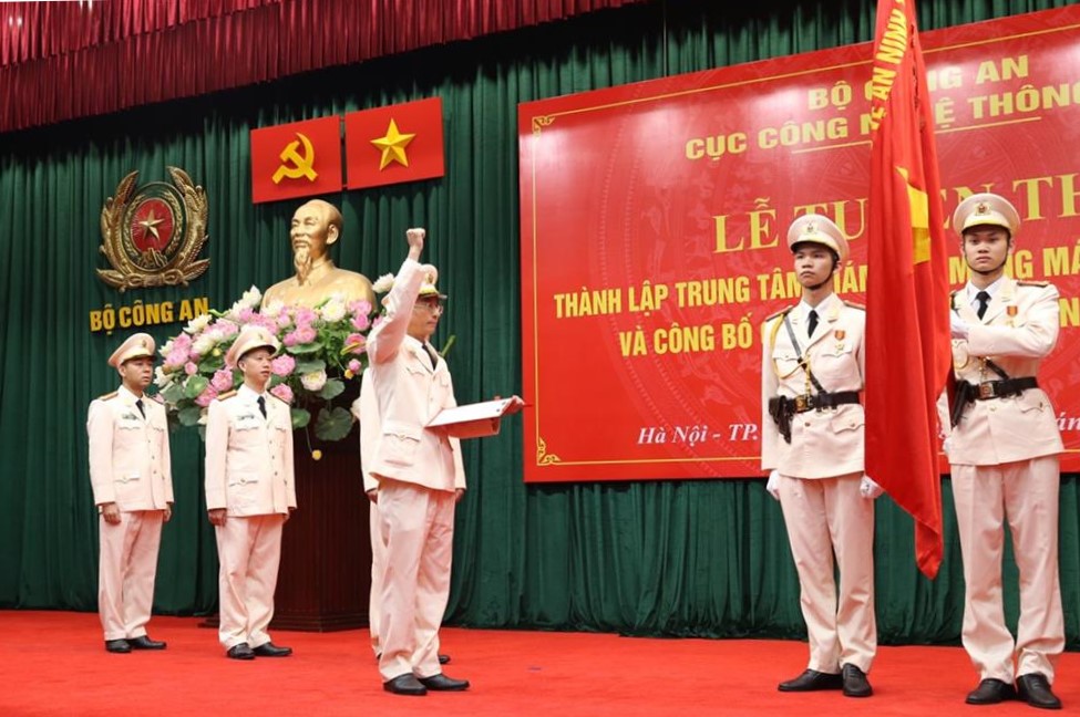 Đại tá Đào Anh Sơn, Giám đốc Trung tâm Giám sát mạng máy tính Bộ Công an thay mặt Ban Giám đốc Trung tâm thực hiện nghi thức tuyên thệ.
