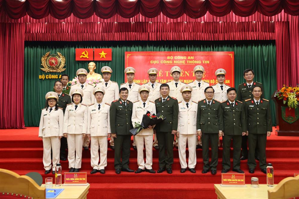 Các đại biểu chụp ảnh lưu niệm.