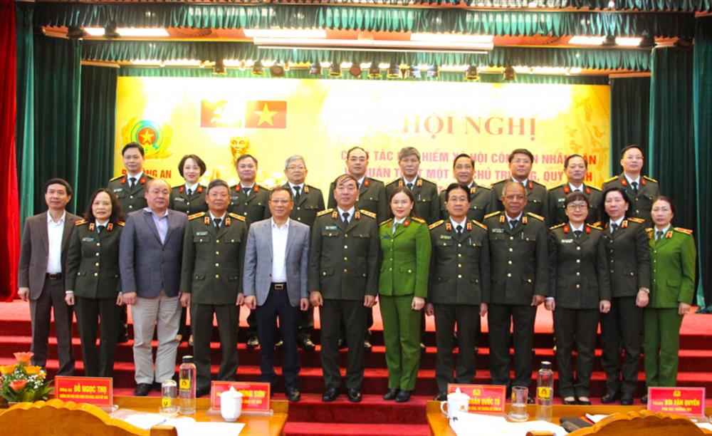 Thứ trưởng Trần Quốc Tỏ với các đại biểu tham dự Hội nghị.