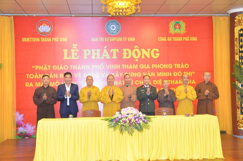 Đại diện cấp ủy, chính quyền thành phố Vinh và Ban trị sự các chùa trên địa bàn thành phố Vinh cam kết thực hiện tốt phong trào sau khi ra mắt