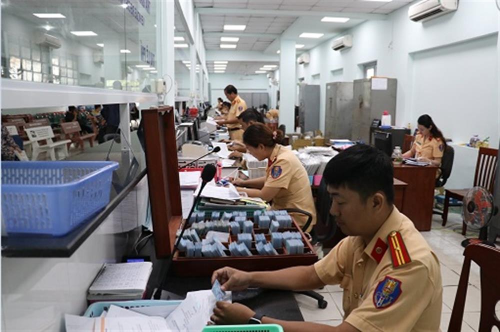  Cán bộ Cảnh sát giao thông đang làm nhiệm vụ cấp, thu hồi đăng ký, biển số xe cơ giới.