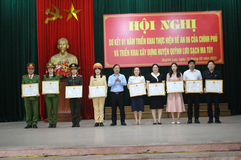 Lãnh đạo UBND huyện trao Giấy khen tặng các tập thể, cá nhân