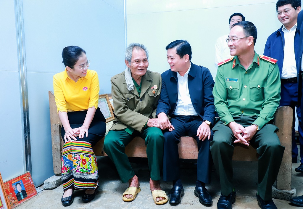 Các đồng chí lãnh đạo tỉnh ân cần hỏi thăm sức khỏe và chung vui với bà con trong ngôi nhà mới 